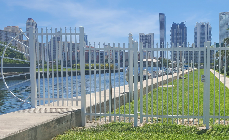 Miami vertical aluminum picket fence